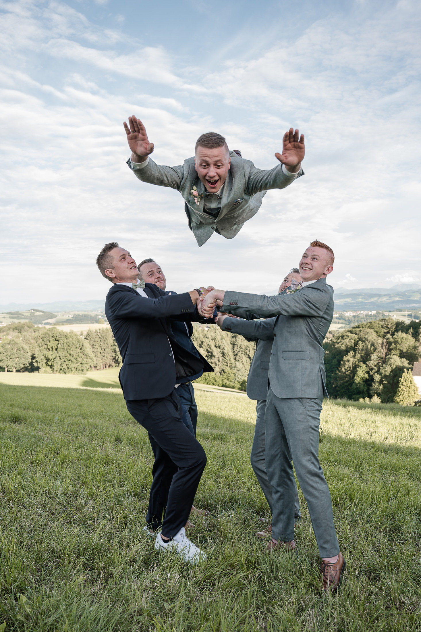 Bräutigam fliegt lachend durch die Luft