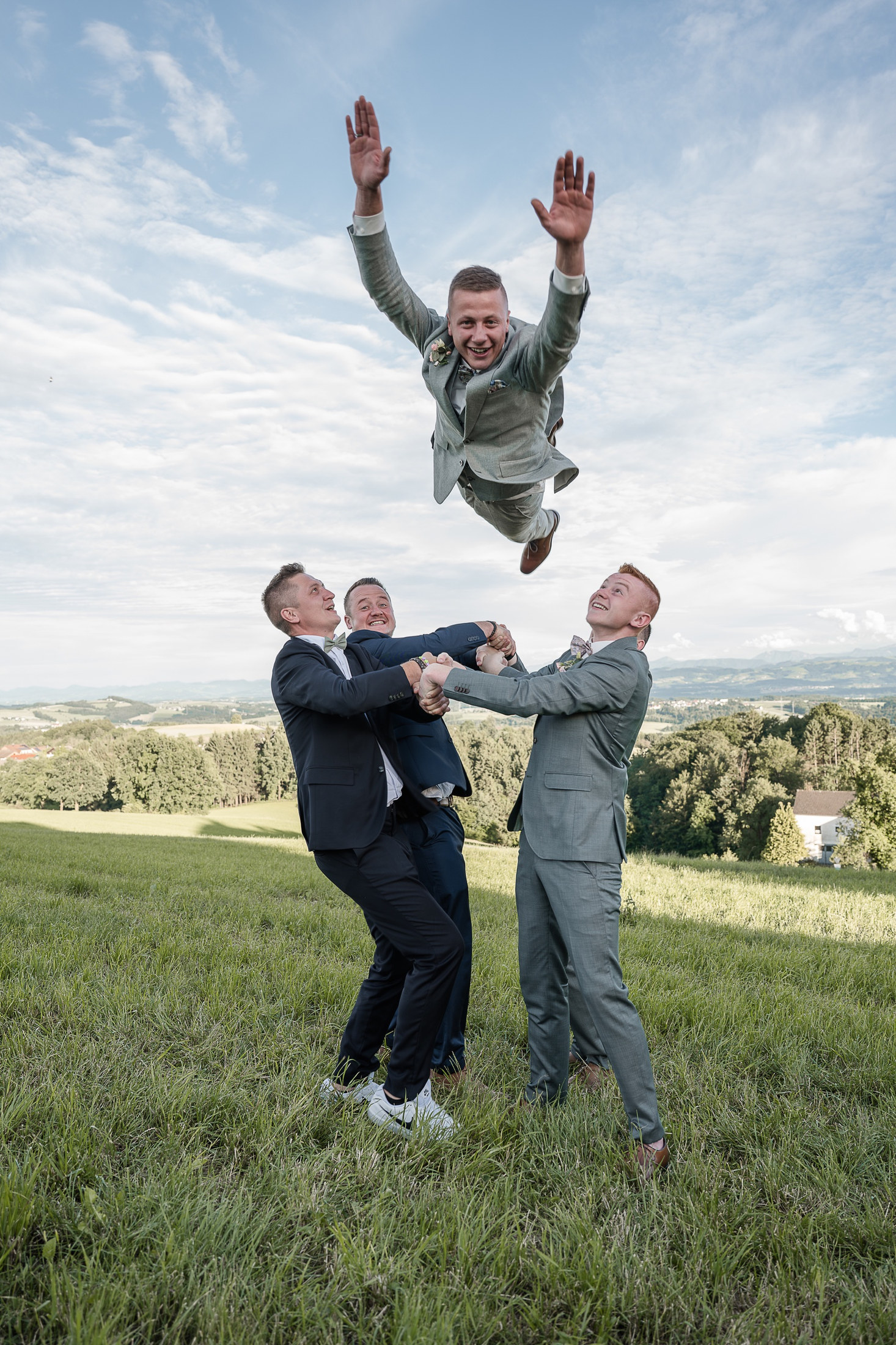 Bräutigam springt, von Freunden aufgefangen