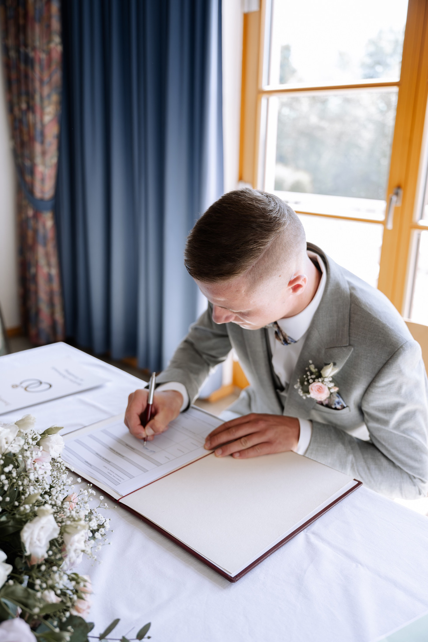 Bräutigam unterschreibt die Heiratsurkunde