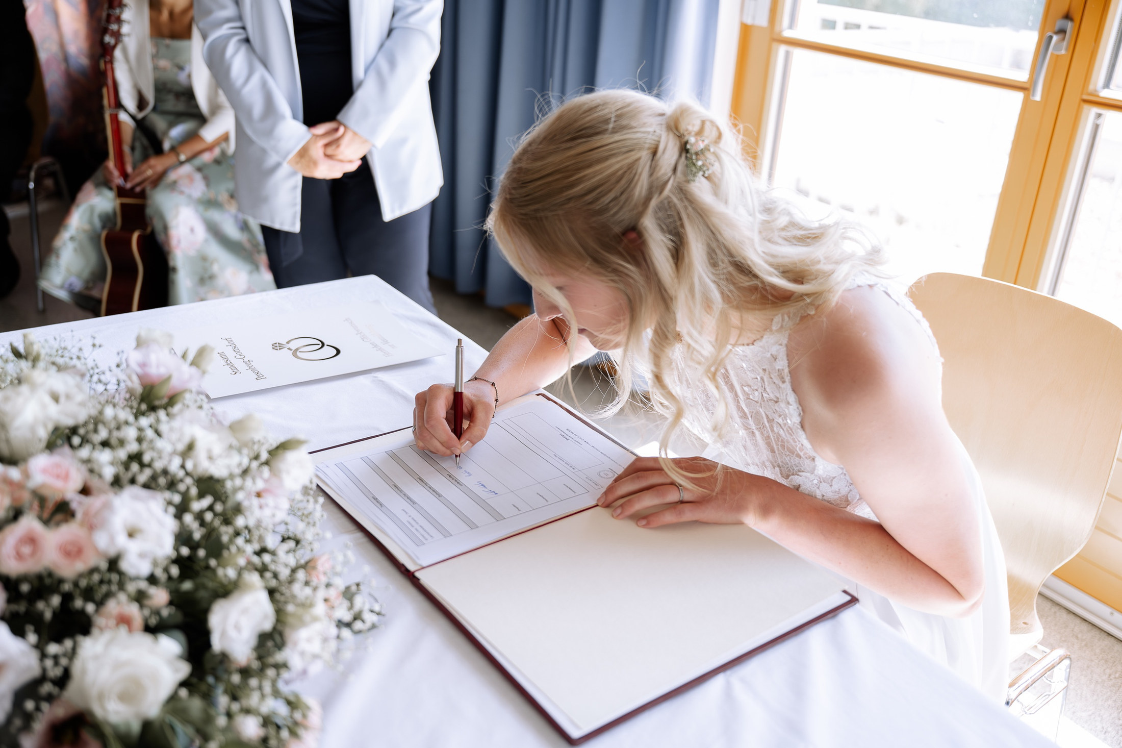 Braut unterschreibt die Heiratsurkunde