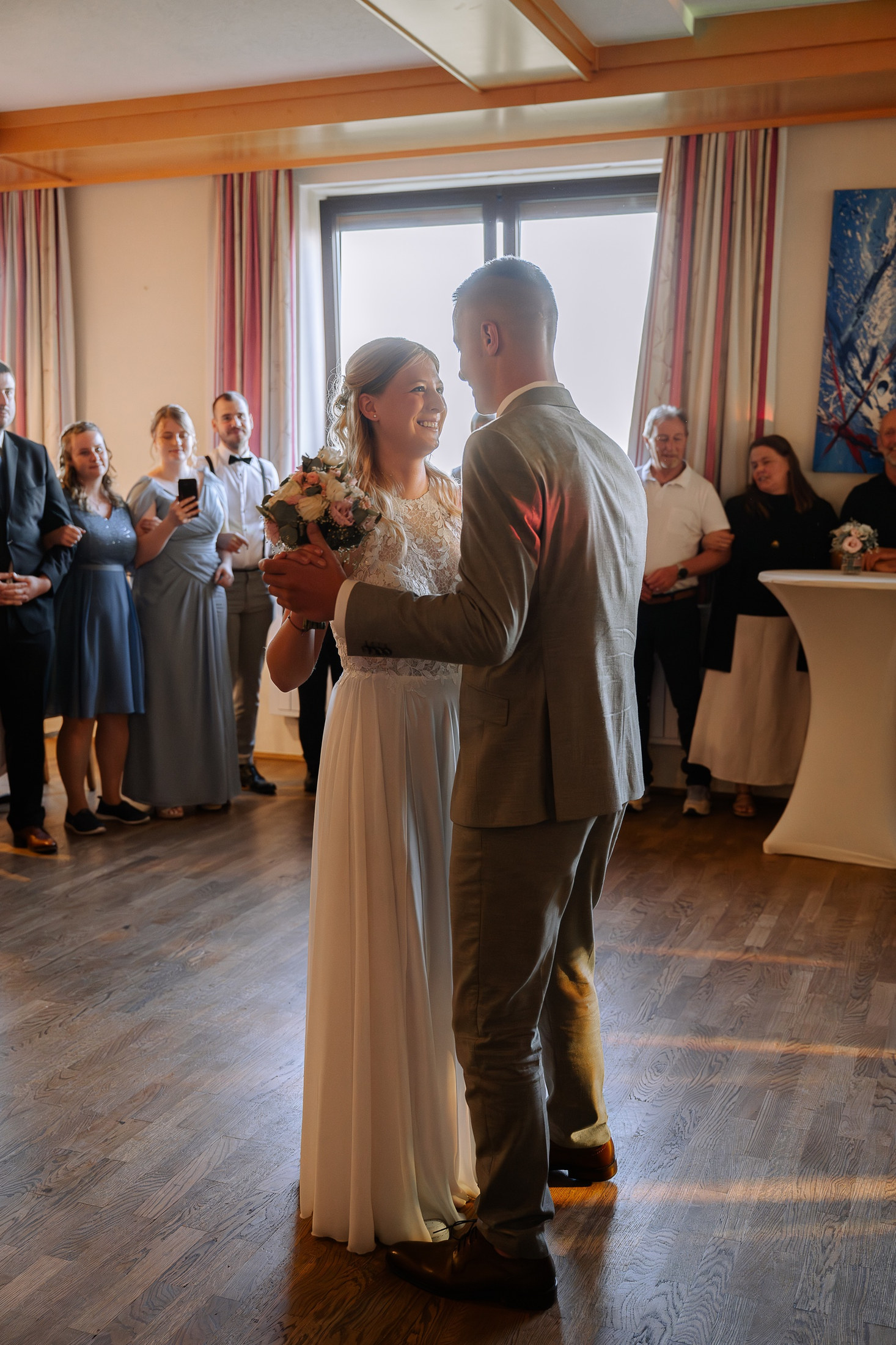 Brautpaar beim Eröffnungstanz im Gasthof