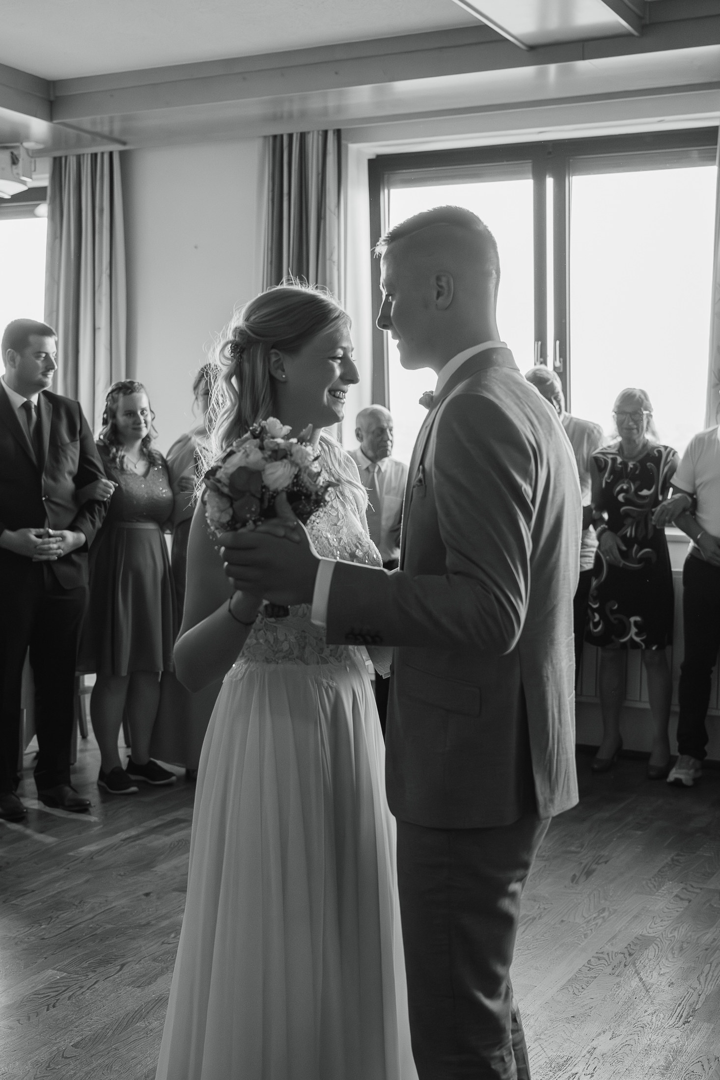 Brautpaar beim Hochzeitstanz in Schwarzweiß