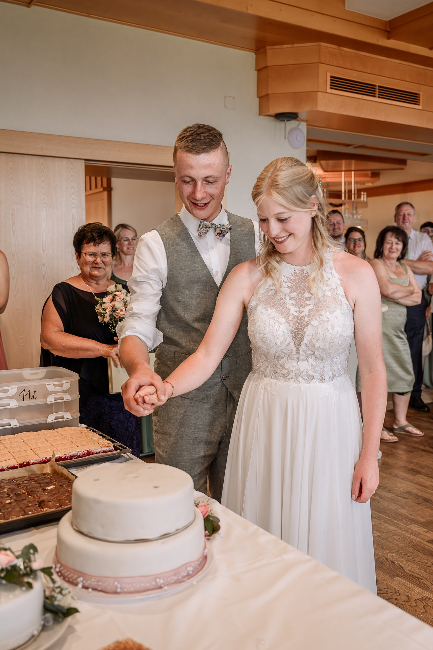 Brautpaar schneidet die Hochzeitstorte an
