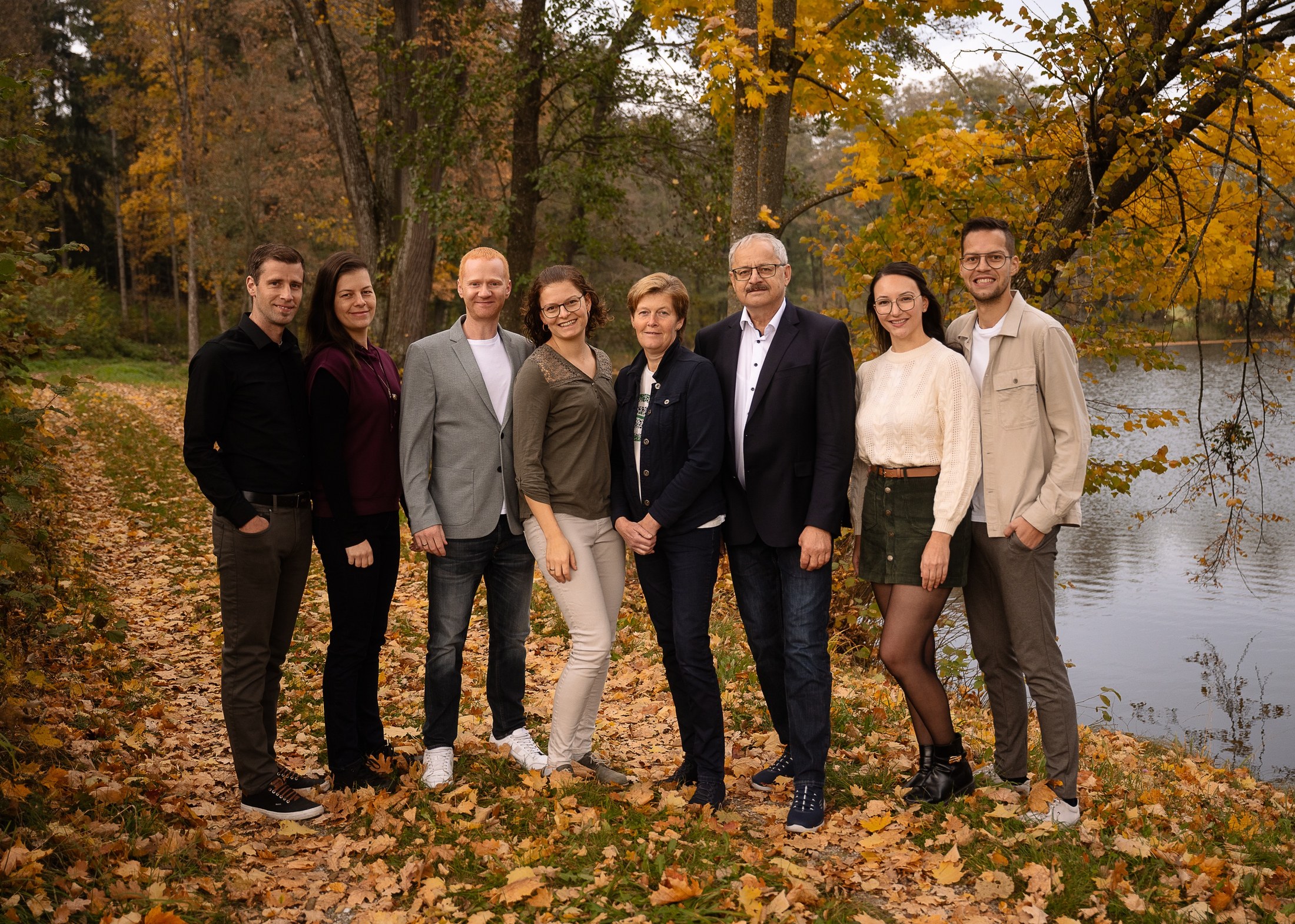 Familie im Herbstlaub am See