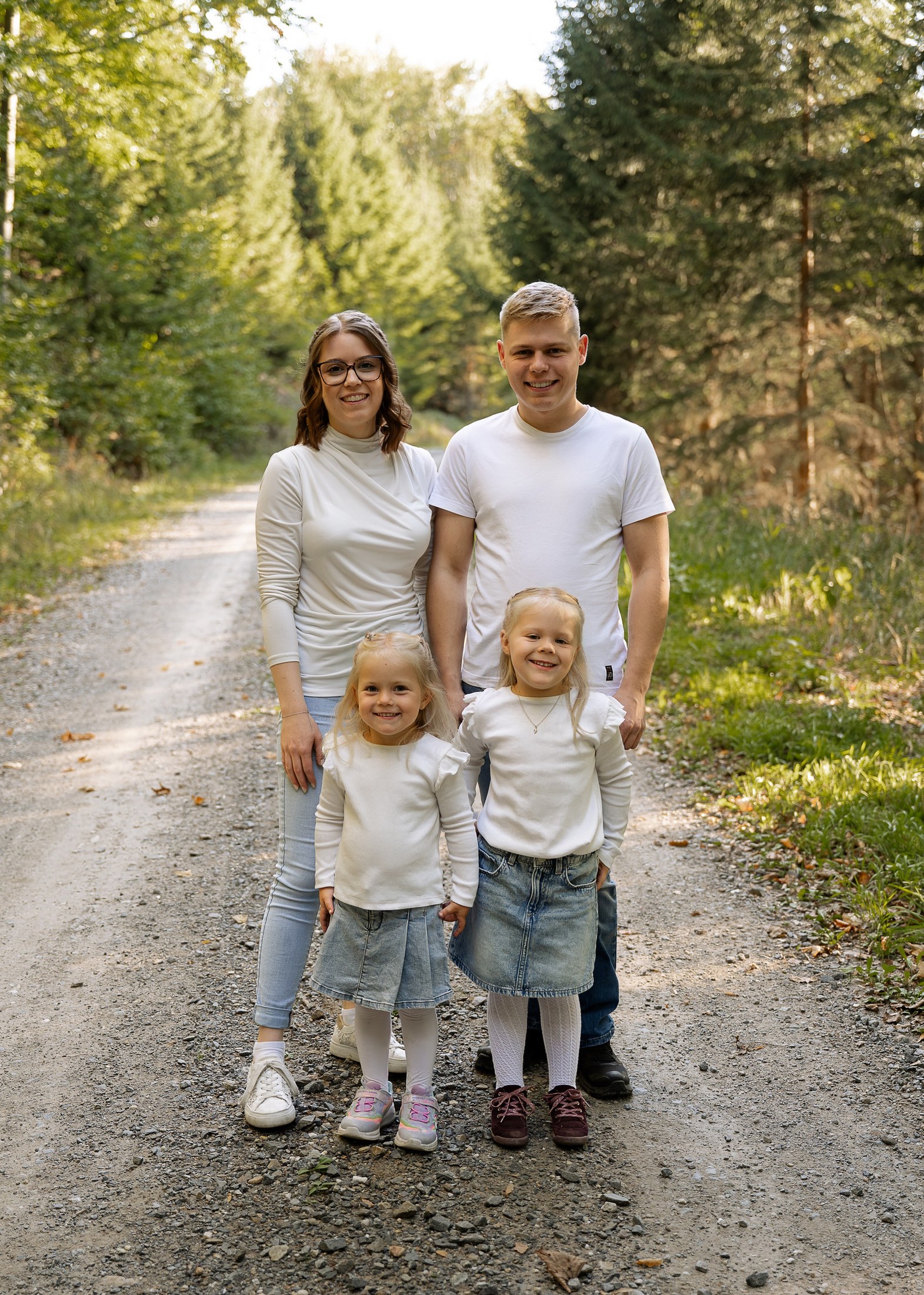Familie mit zwei Töchtern auf einem Waldweg