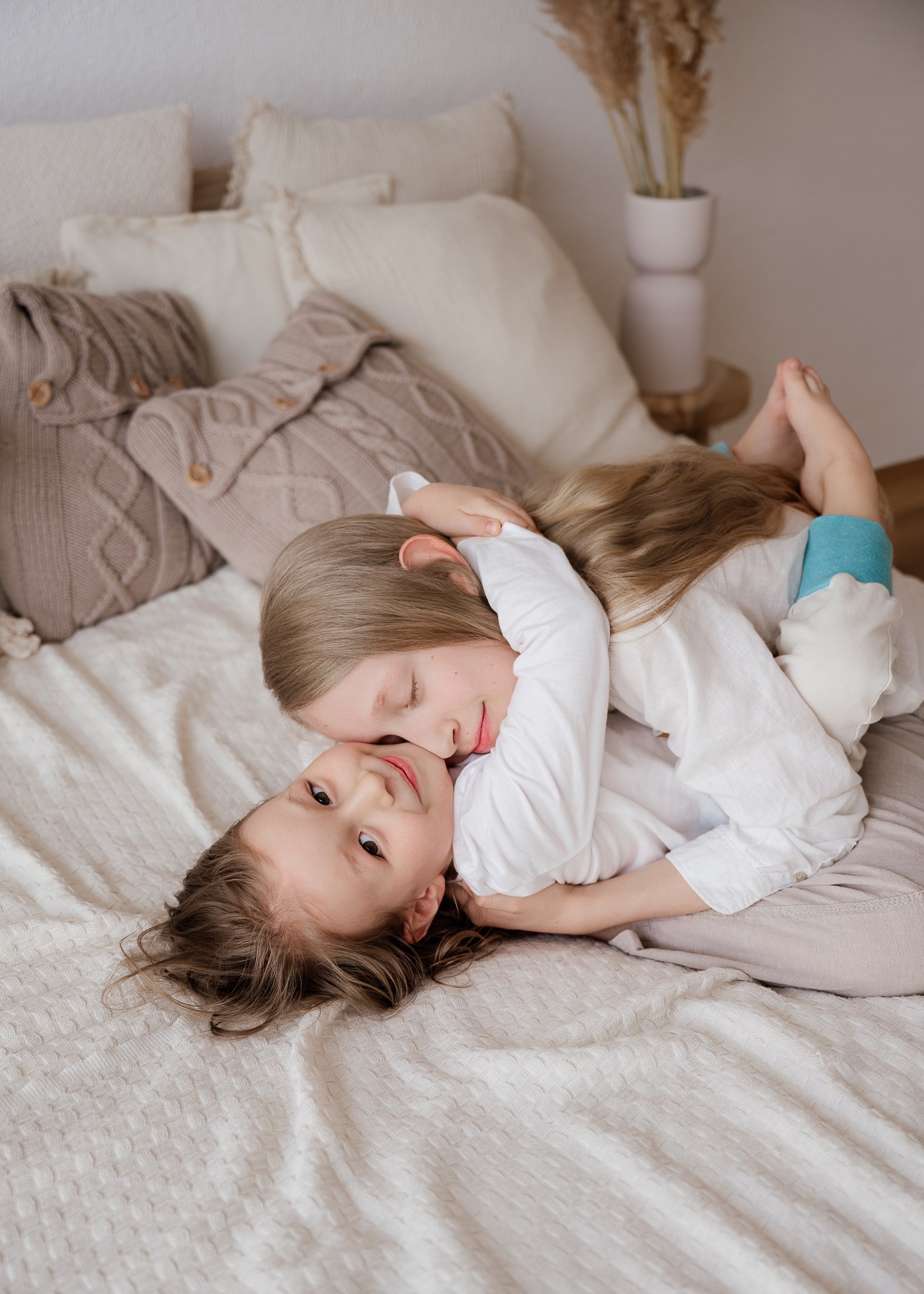 Geschwister kuscheln im Studio