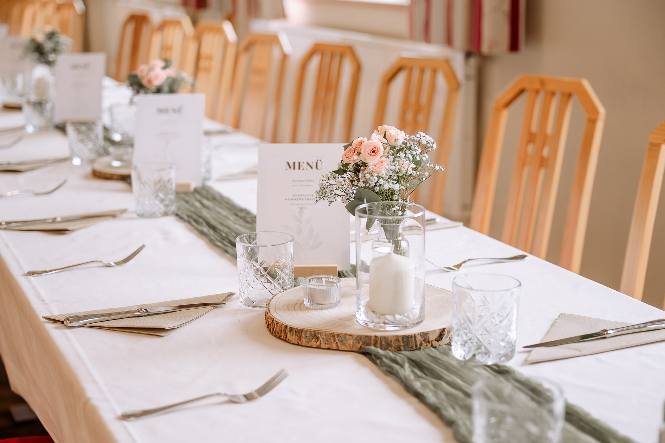 Festlich gedeckter Hochzeitstisch mit Menükarte