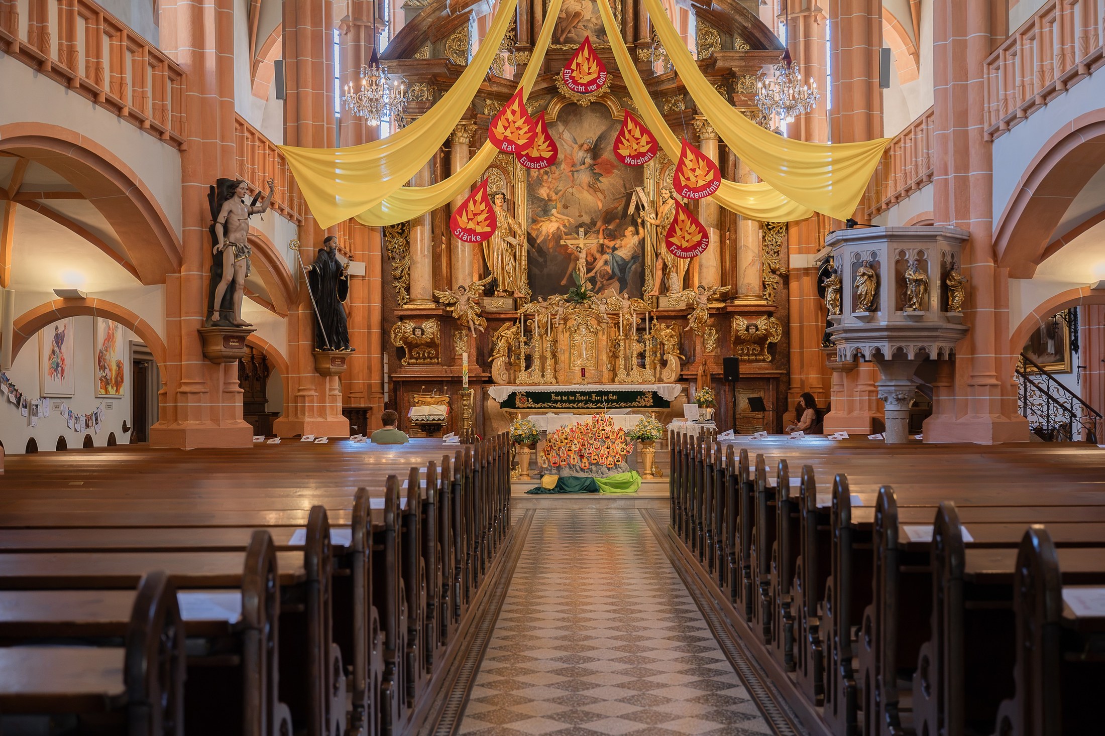 Festlich geschmückte Kirche zur Erstkommunion und Firmung
