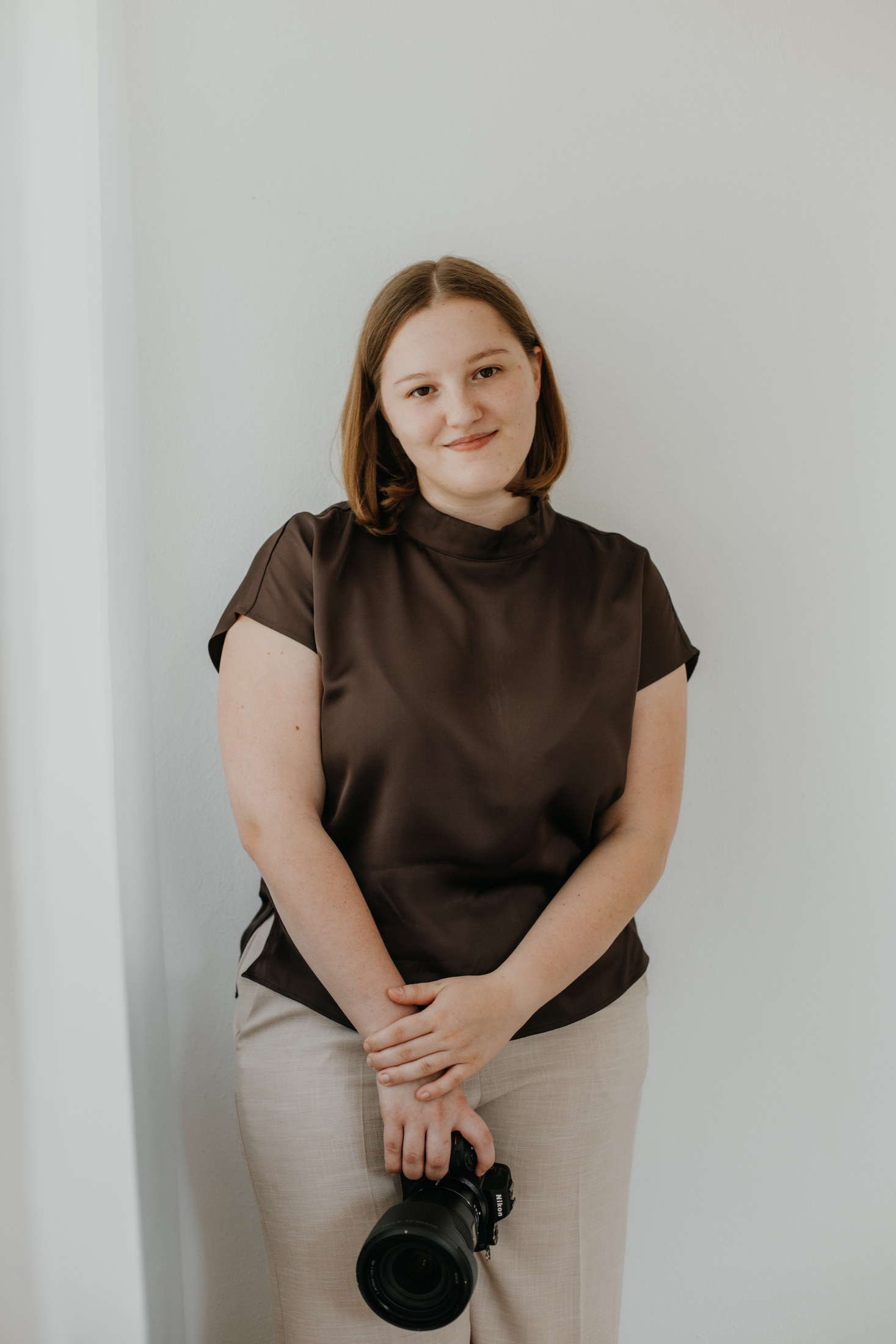Lena Palmanshofer, Familien- und Babyfotografin, mit Kamera