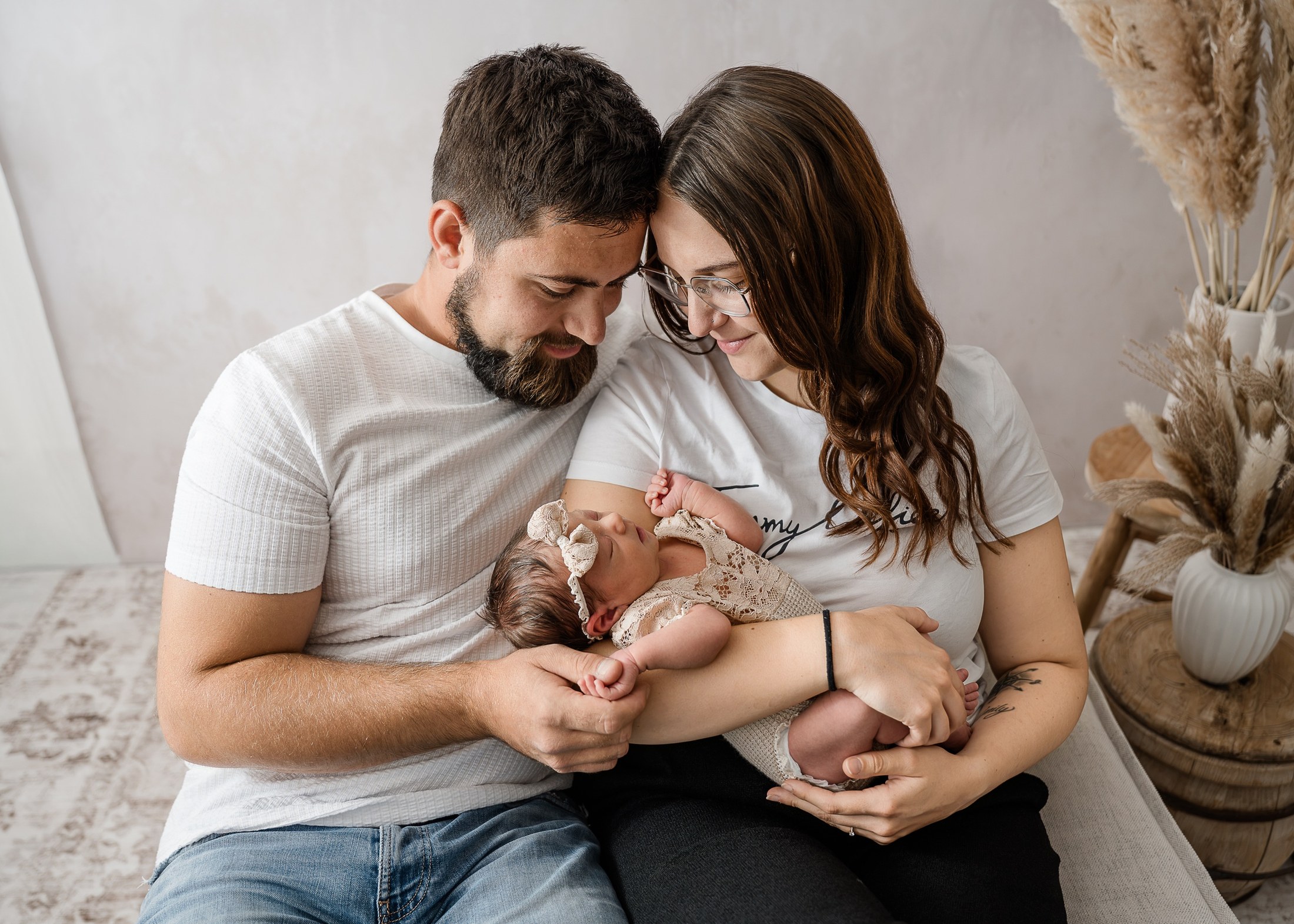 Eltern mit Neugeborenem im Fotostudio