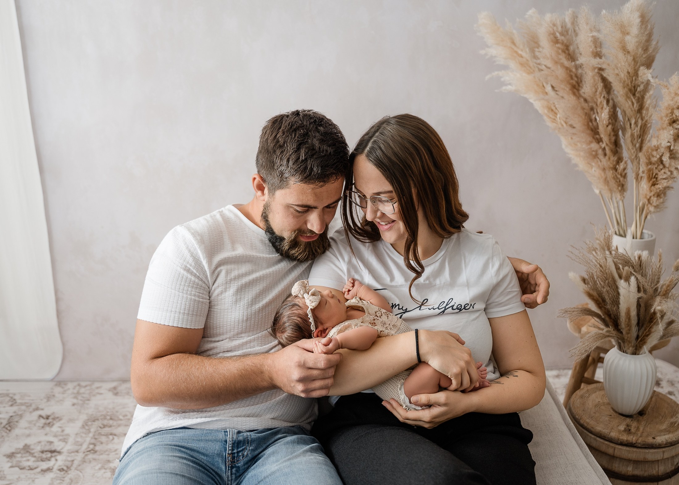Junge Familie mit Neugeborenem im Studio