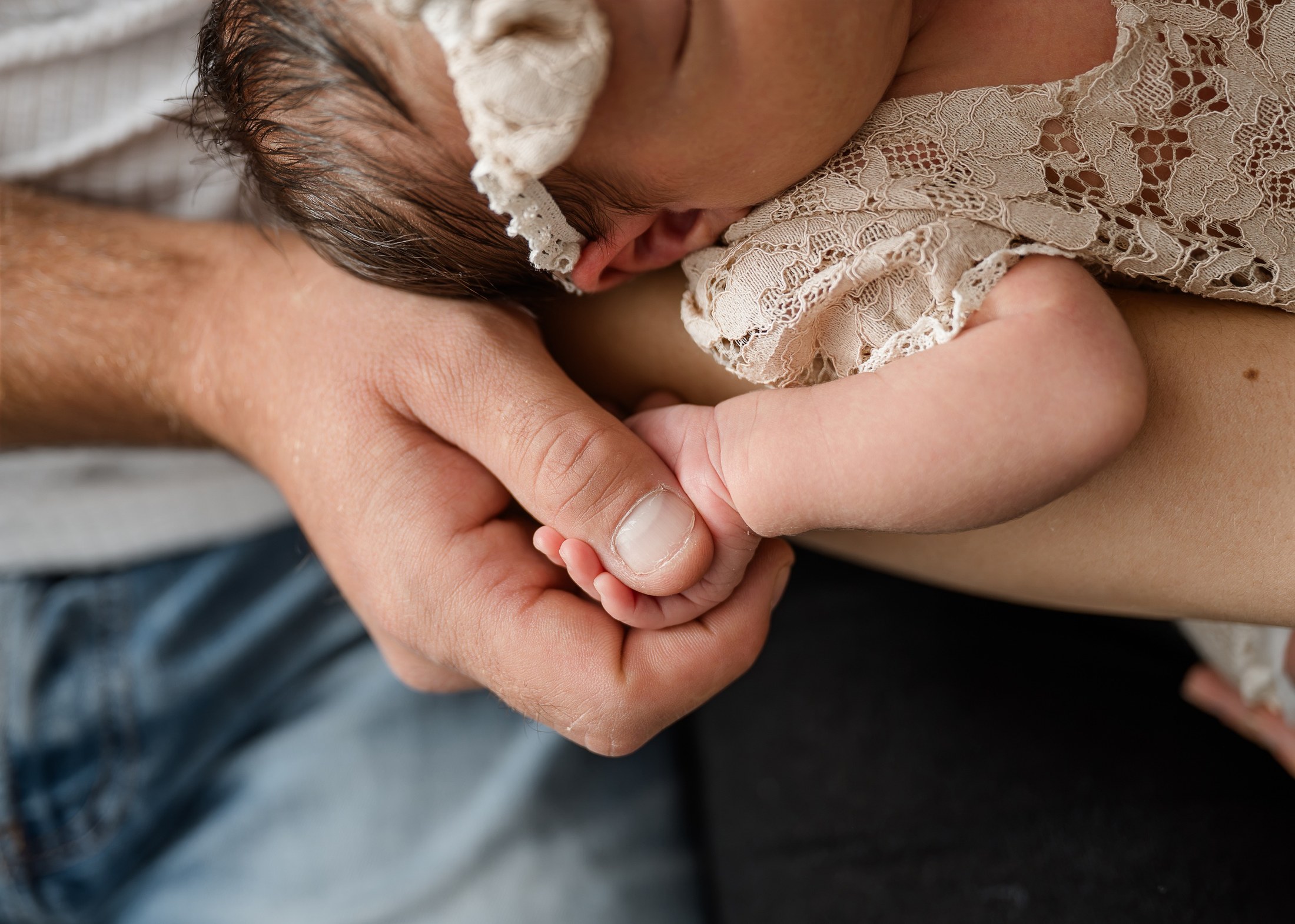Detailaufnahme: Babyhand in der Hand des Vaters