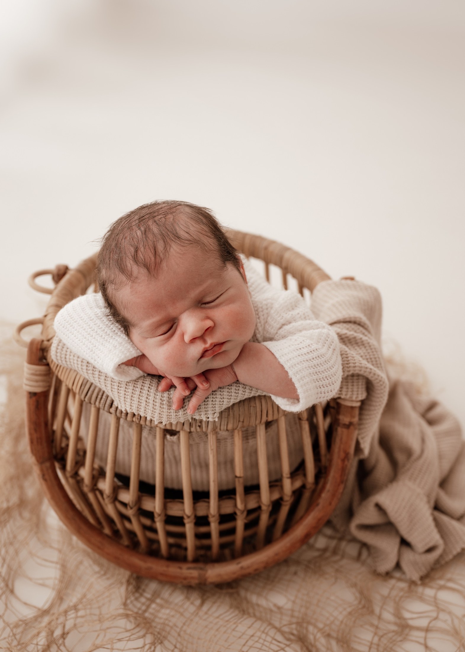 Neugeborenes im Rattankorb