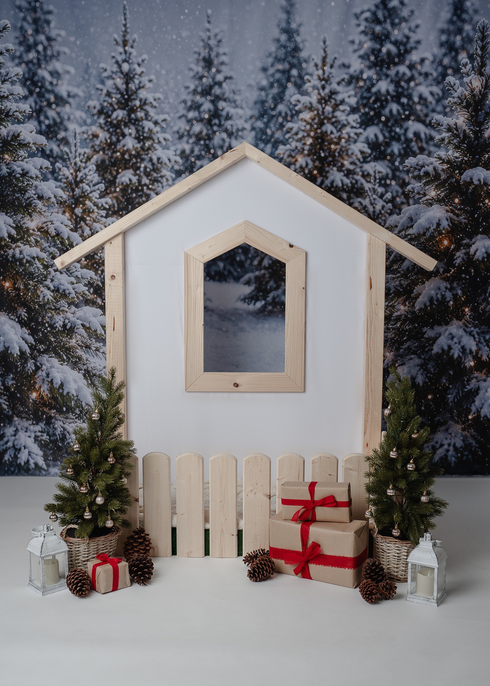 Weihnachtskulisse Winterwald mit Holzhäuschen, Geschenken und Tannenbäumchen