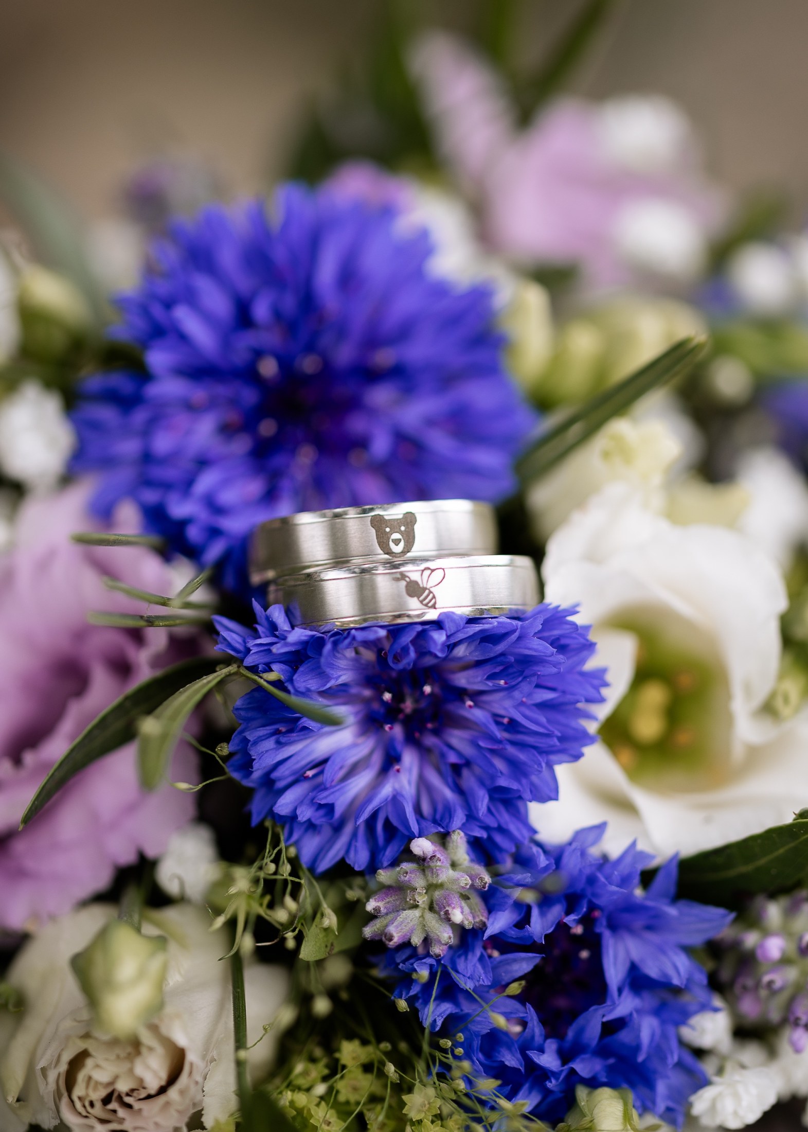 Eheringe mit Bär und Biene auf Kornblumen